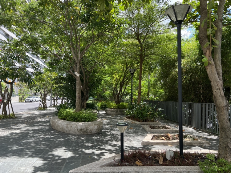 Khu vực công viên bờ sông tại Dự án chung cư cao tầng Diamond Lotus Riverside được trang bị hệ thống đèn năng lượng mặt trời